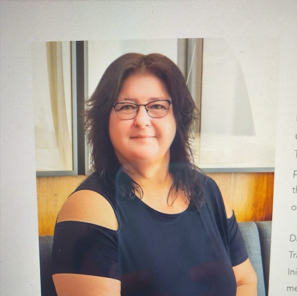 Portrait of Dawn Feldpausch, LCSW, therapist at Discreet Therapy in Florida, providing private online therapy for anxiety and stress online on Florida